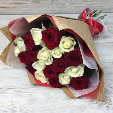 Букет из 19 красных и белых роз (50 см)