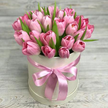 29 розовых тюльпанов в бежевой коробке