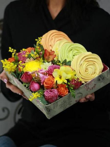 Коробочка с цветами и сладостями №4