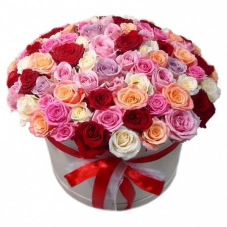 Букет "Шляпная коробка из 101 разноцветной розы "Ручная радуга""